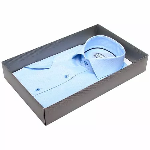 Яркая приталенная мужская рубашка голубого цвета с коротким рукавом