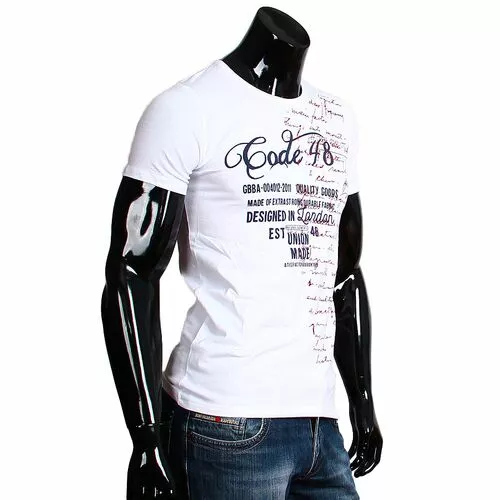 Приталенная мужская футболка белого цвета с надписями
