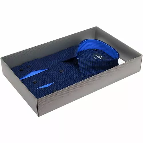 Яркая приталенная рубашка темно-синего цвета в горошек