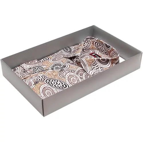 Яркая приталенная рубашка бежевого цвета с рисунком