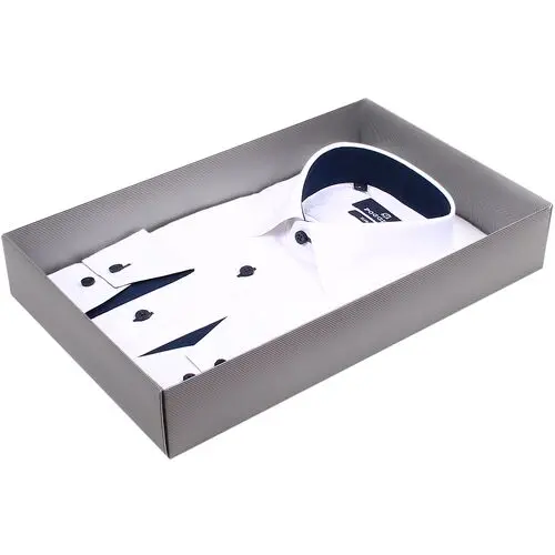 Строгая приталенная рубашка белого цвета с рисунком